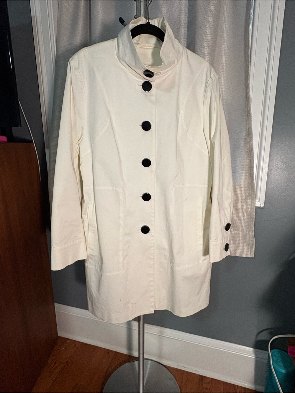 Marvin Richards White Stand-Collar Rain Coat with Pockets and Black Buttons